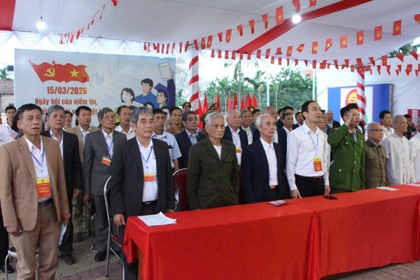 Các đại biểu trang nghiêm trong lễ chào cờ trước giờ bỏ phiếu.