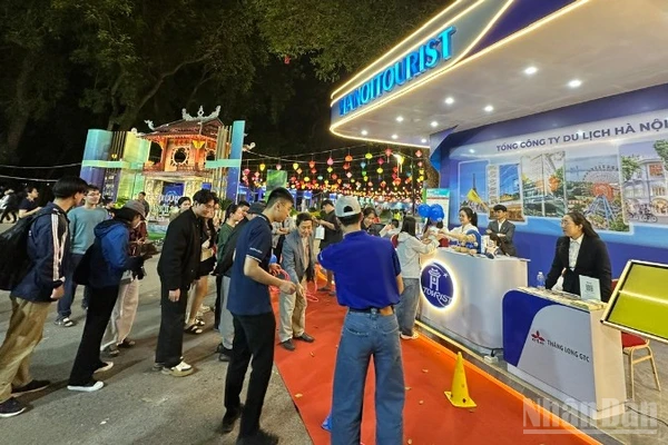 Khách tham quan xếp hàng để tham gia các trải nghiệm tại Lễ hội.