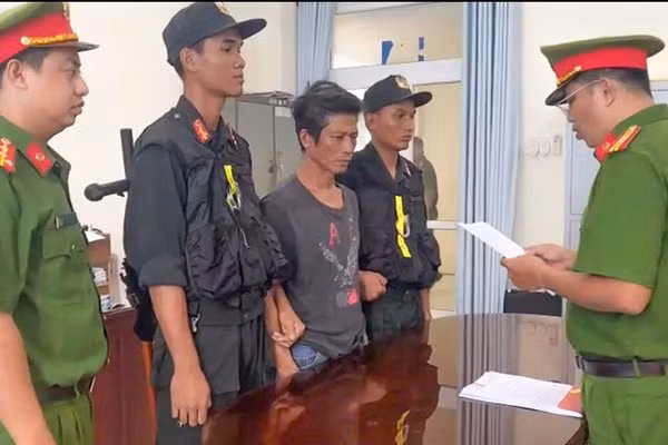 Cơ quan công an thi hành các quyết định đối với Đặng Văn Dùng.