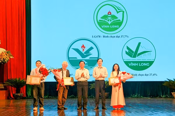 Bí thư Tỉnh ủy Vĩnh Long Trần Văn Lâu và Chủ tịch Ủy ban nhân dân tỉnh Vĩnh Long Trần Trí Quang trao giải cho các tác giả. 