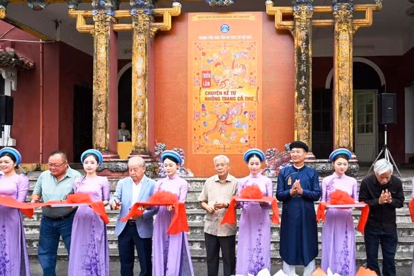 Các đại biểu cắt băng khai mạc triển lãm “Chuyện kể từ những trang cổ thư”.