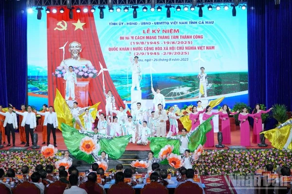 Văn nghệ chào mừng lễ kỷ niệm tại Cà Mau.
