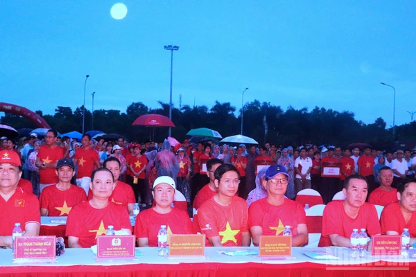 Lãnh đạo tỉnh Cà Mau cùng các sở, ngành và đông đảo nhân dân tham gia sự kiện “Cùng Việt Nam tiến bước” vào sáng 16/8.