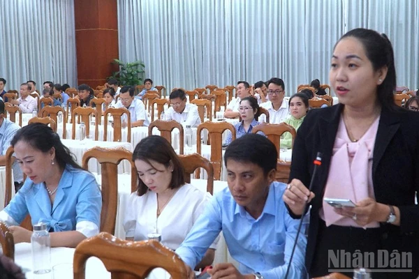 Đại diện doanh nghiệp tại Cà Mau tham gia ý kiến tại Hội nghị chuyển đổi số vào chiều 12/8.