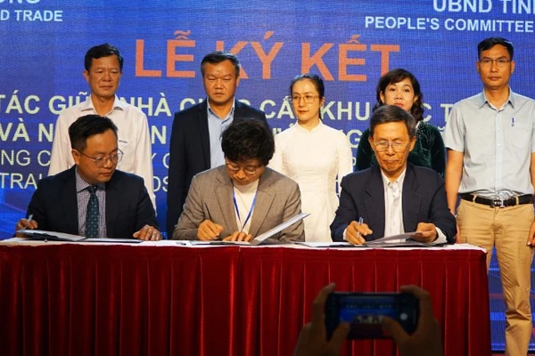 Các hiệp hội, doanh nghiệp tỉnh Đắk Lắk ký kết hợp tác tiêu thụ nông sản với các doanh nghiệp nước ngoài.