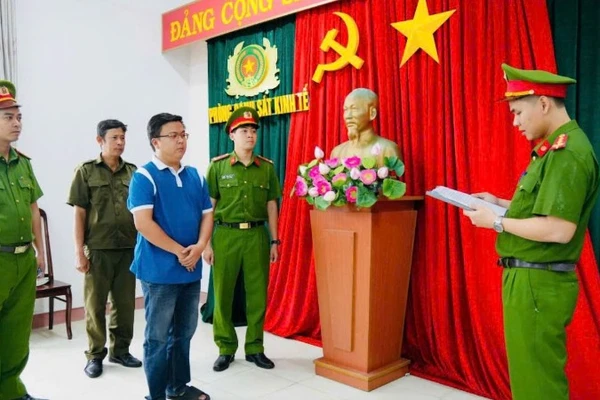 Cơ quan Cảnh sát điều tra, Công an tỉnh Đắk Lắk thi hành lệnh bắt bị can để tạm giam đối với Võ Thái Huy. (Ảnh: Cơ quan Cảnh sát điều tra)