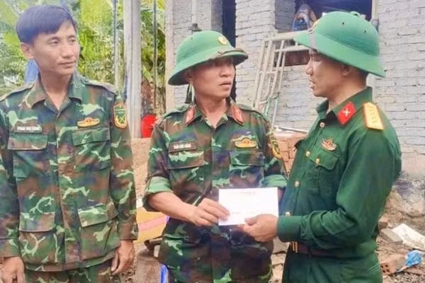 Đại tá Trần Quang Tâm, Phó Chỉ huy trưởng Bộ Chỉ huy Quân sự tỉnh thăm, động viên và tặng quà các lực lượng đang trực tiếp tham gia xây dựng, sửa chữa nhà ở cho nhân dân trong “Chiến dịch Quang Trung” tại xã Hòa Thịnh. Ảnh: CTV.