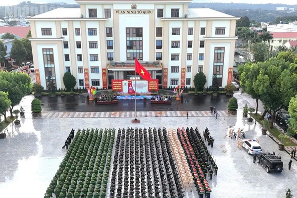 Quang cảnh buổi lễ ra quân.