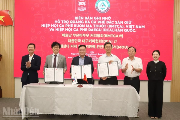 Hiệp hội Cà-phê Buôn Ma Thuột và Hiệp hội Cà-phê Daegu cùng thương hiệu MISS EDE ký kết biên bản ghi nhớ hỗ trợ quảng bá cà-phê đặc sản.