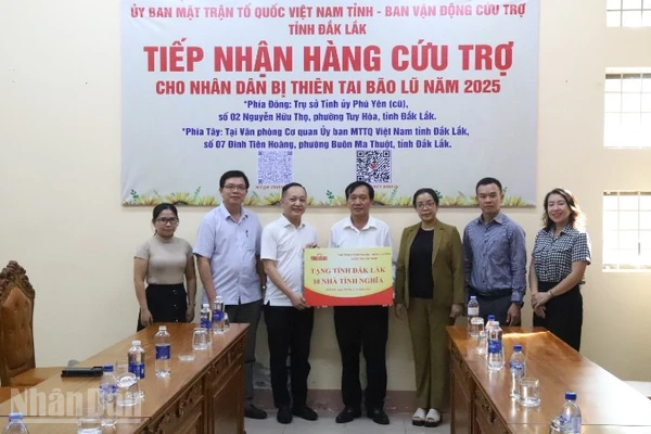 Đại diện Báo Nhân Dân trao kinh phí hỗ trợ cho tỉnh Đắk Lắk để xây dựng 10 căn nhà tình nghĩa cho các hộ dân bị ảnh hưởng bởi thiên tai trong đợt bão, lũ vừa qua.