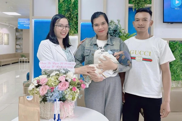 Gia đình chị H'Niu ở phường Tân Lập, tỉnh Đắk Lắk chụp ảnh cùng bác sĩ Phạm Thị Ngọc, điều trị chính trong chương trình Ươm mầm hạnh phúc 2025.