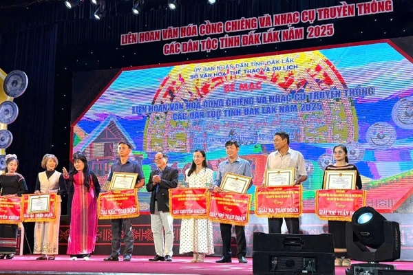 Ban tổ chức liên hoan trao giải cho các đoàn đạt giải.