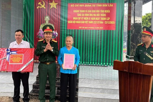 Đại tá Ksơr Lành, Phó Chính ủy Bộ Chỉ huy Quân sự tỉnh Đắk Lắk trao quyết định bàn giao nhà tình nghĩa và tặng quà cho gia đình ông Ma Đức Thắng.