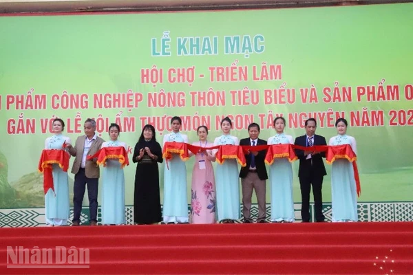 Lãnh đạo Sở Công thương tỉnh Đắk Lắk và các đại biểu cắt băng khai trương hội chợ-triển lãm.