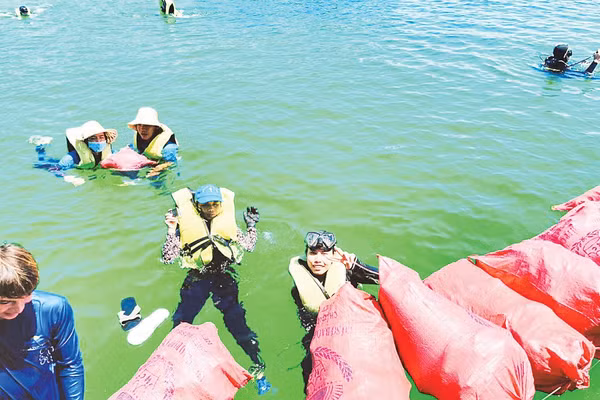 Thu gom rác thải nhựa trên biển ở Phú Quốc. Ảnh: PQX 