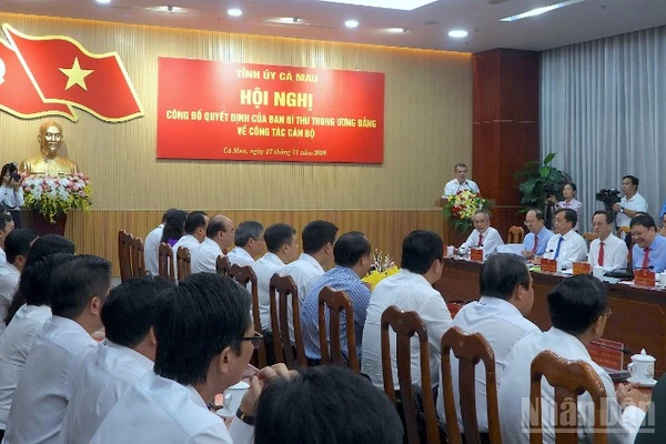 Hội nghị công bố quyết định của Ban Bí thư Trung ương Đảng về công tác cán bộ tại Cà Mau.