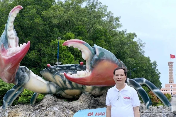 Biểu tượng Cua Cà Mau nằm trang trọng trong khu du lịch Mũi Cà Mau, thuộc xã Đất Mũi, tỉnh Cà Mau.