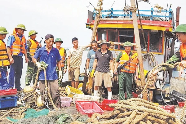 Lực lượng chức năng bắt giữ tàu giã cào tận diệt hải sản trên vùng biển Hà Tĩnh.
