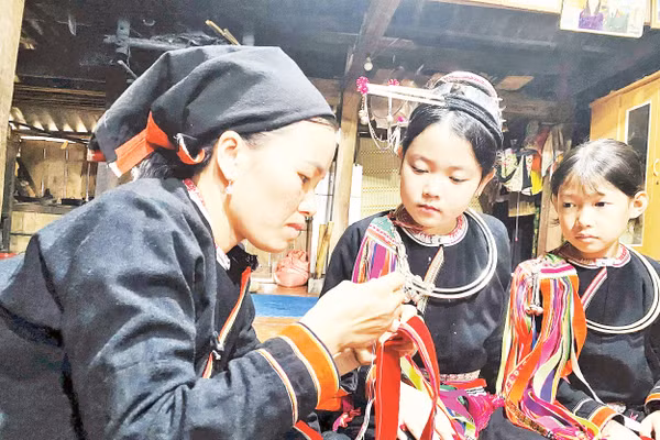 Bà con Sán Chỉ ở Bằng Thành trong trang phục dân tộc dịp Lễ hội Khai Xuân đầu năm mới. Ảnh: Thu Hường