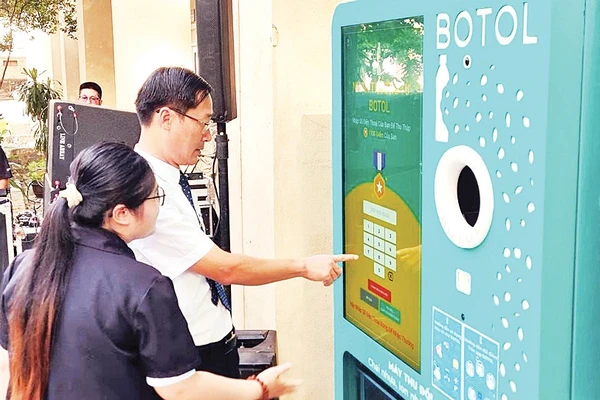 Người dân trải nghiệm sử dụng máy Đặt cọc - Hoàn trả. 