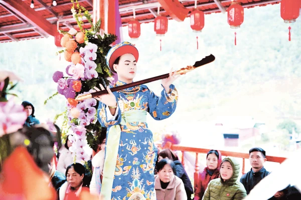 Thanh đồng Liễu Văn Thành lên giá Quan Đệ Ngũ Tuần Tranh tại đền Chúa Then linh từ (xã Bình Gia, tỉnh Lạng Sơn).