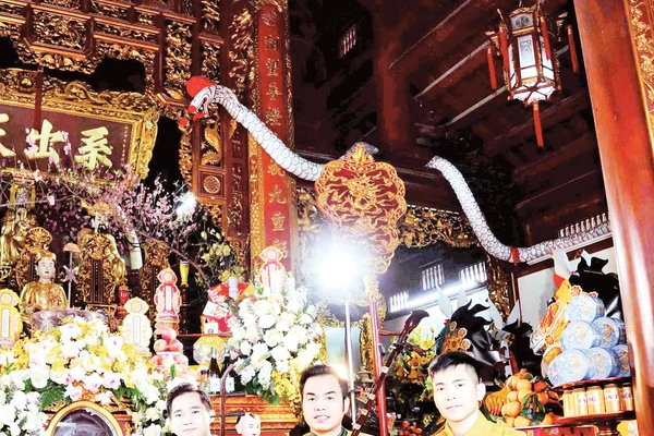 Nghệ nhân Phương Thanh Hiền (ngồi giữa) - Nhóm trưởng Văn Ca Chúc Thánh trong một vấn hầu tại Quang Minh điện (Sóc Sơn, Hà Nội).