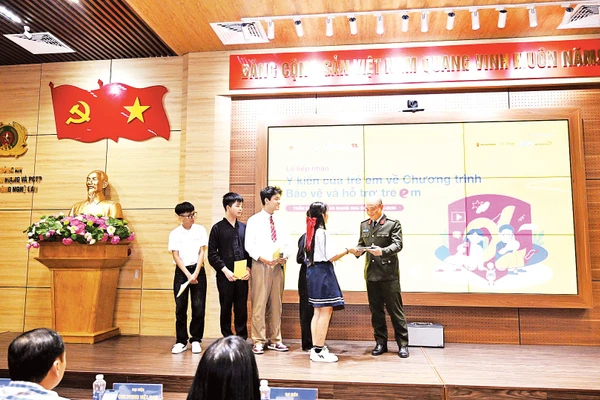 Đại tá Hà Văn Bắc, Phó Cục trưởng An ninh mạng và phòng, chống tội phạm sử dụng công nghệ cao, nhận Bản tổng hợp ý kiến từ 2.775 trẻ em.