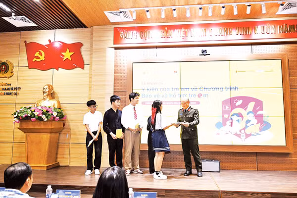Đại tá Hà Văn Bắc, Phó Cục trưởng An ninh mạng và phòng, chống tội phạm sử dụng công nghệ cao, nhận Bản tổng hợp ý kiến từ 2.775 trẻ em.
