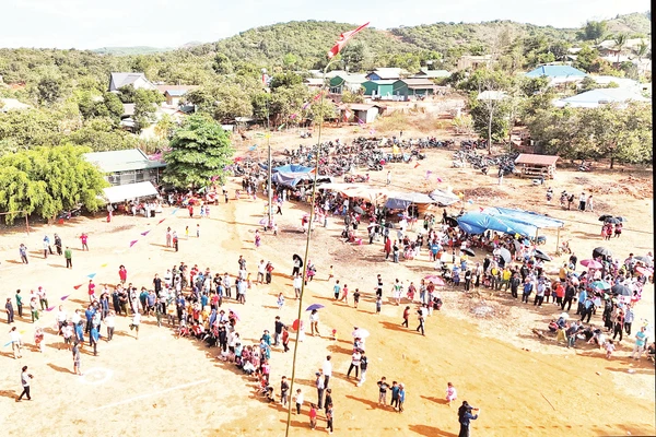 Lễ hội mùa xuân của đồng bào H’Mông vừa là nơi vui chơi, vừa là nơi để trai gái tìm hiểu, giao duyên. Ảnh: Dương Phong 