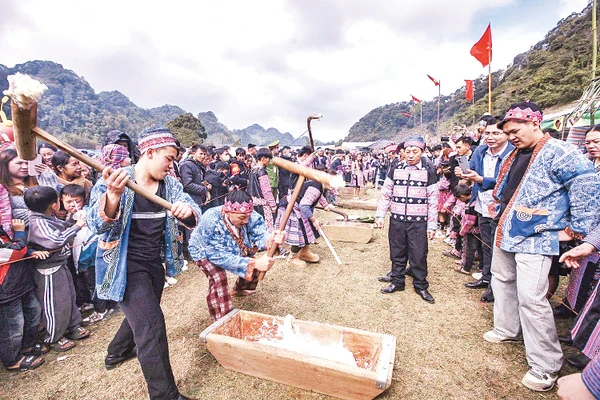 Các đội thi giã bánh dày trong ngày hội. Ảnh: TTXVN