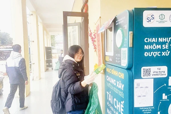 Trạm thu hồi vỏ chai, vỏ lon tích lũy tín chỉ carbon tại Trường THPT Mạc Đĩnh Chi, lắp đặt trong tháng 12/2025. (Nguồn: Fanpage của nhà trường)