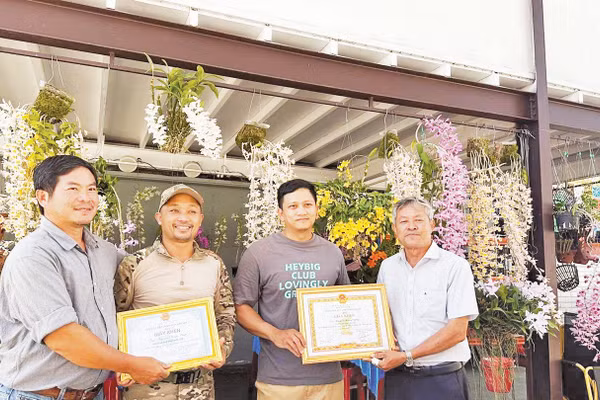 Anh Nguyễn Thanh Minh (thứ hai, trái sang). Ảnh: NVCC