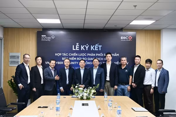 Đại diện VNPT Cyber Immunity và BIC ký kết hợp tác chiến lược phân phối sản phẩm bảo hiểm rủi ro giao dịch