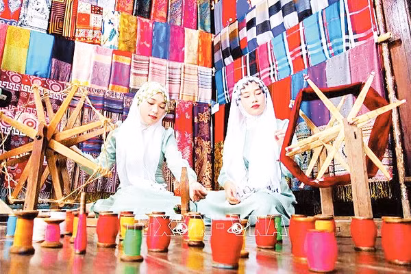 Không gian đa sắc mầu tại cơ sở dệt thổ cẩm Mohamad thu hút giới trẻ đến tham quan, trải nghiệm. Ảnh: TTXVN 