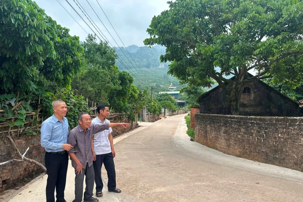 Nhờ bà con trong bản hiến đất, con đường nội bản Thái Hưng đã được mở rộng. Ảnh: CHÂU LINH 