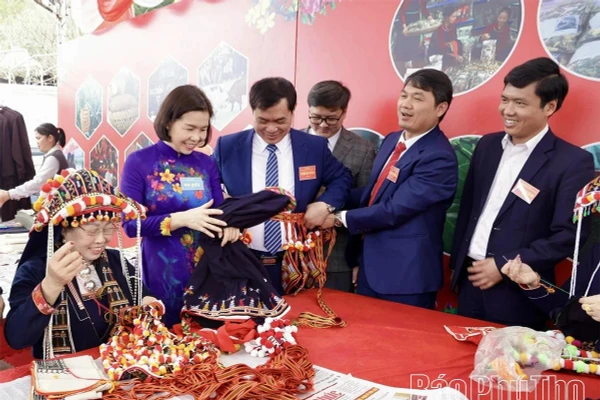 Phó Chủ tịch UBND tỉnh Phùng Thị Kim Nga và các đại biểu tham quan các khu trưng bày giới thiệu nét đẹp văn hoá, sản phẩm, món ăn đặc sắc của địa phương.