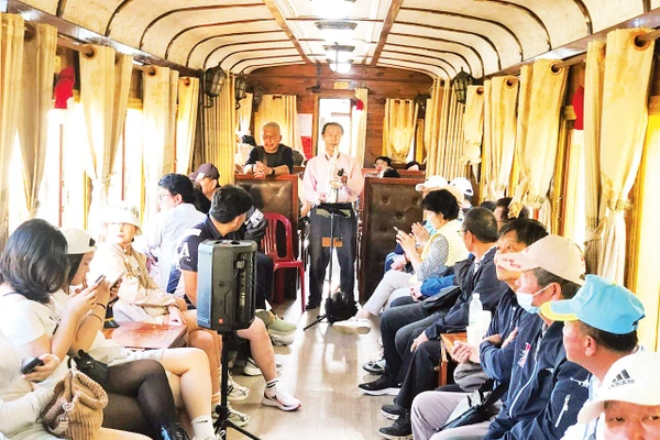 Biểu diễn văn nghệ phục vụ hành khách trên chuyến tàu Đà Lạt- Trại Mát.