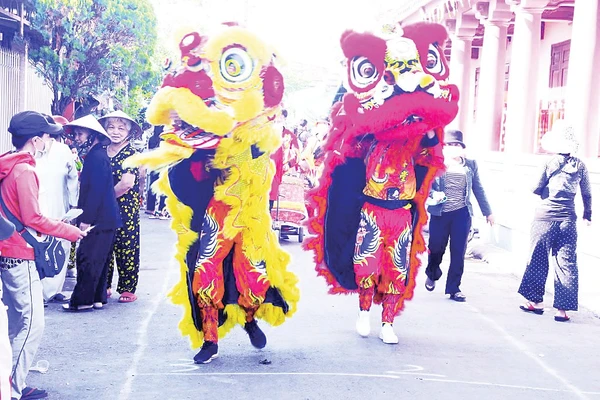 Múa lân, diễu hành tạo không khí sôi động trong phần hội. Ảnh: Hà Lan