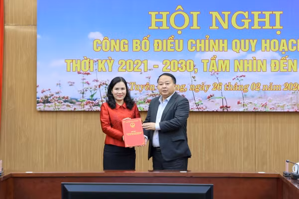 Đồng chí Chủ tịch UBND tỉnh Tuyên Quang Phan Huy Ngọc trao Quyết định phê duyệt Điều chỉnh Quy hoạch tỉnh cho lãnh đạo Sở Tài chính.