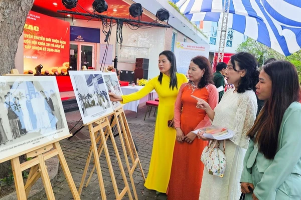 Các đại biểu tham quan không gian trưng bày tại lễ khai mạc