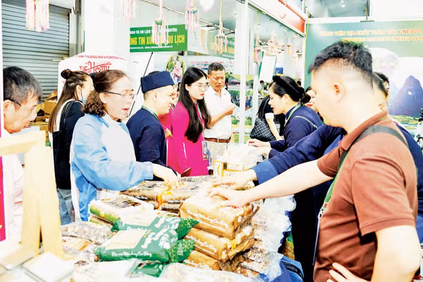 Nông sản Cao Bằng được giới thiệu tại hội chợ du lịch. Ảnh: Hải Nam 