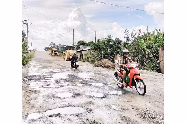 Tuyến đường Ninh Quới-Hồng Dân thi công dang dở, xuống cấp trầm trọng.