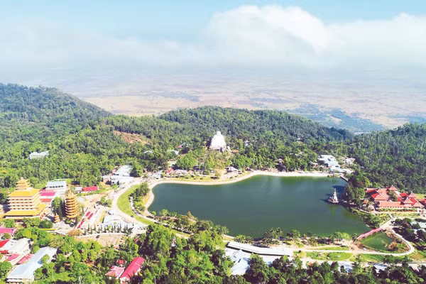 Cảnh đẹp trên núi Cấm.