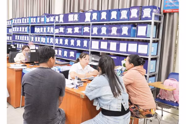 Người dân đến Trung tâm Dịch vụ việc làm tỉnh Đồng Tháp để được tư vấn, làm thủ tục đi lao động có thời hạn ở nước ngoài theo hợp đồng.