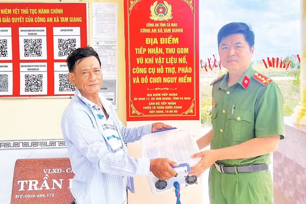 Công an xã Tam Giang tiếp nhận bộ kích điện do người dân giao nộp. 