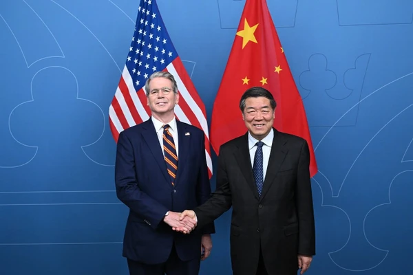 Phó Thủ tướng Trung Quốc Hà Lập Phong (phải) và Bộ trưởng Tài chính Mỹ Scott Bessent.