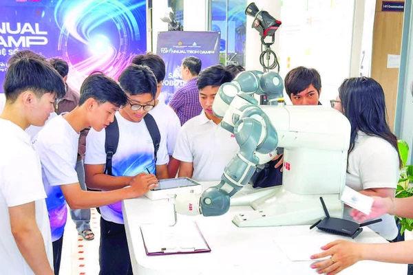 Học sinh, sinh viên Vĩnh Long tích cực tham gia các sản phẩm ứng dụng khoa học-công nghệ.