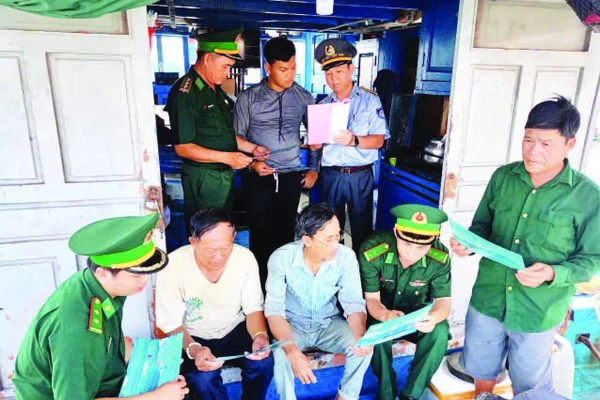 Bộ đội Biên phòng tuyên truyền các quy định về chống khai thác IUU cho ngư dân trên tàu cá.
