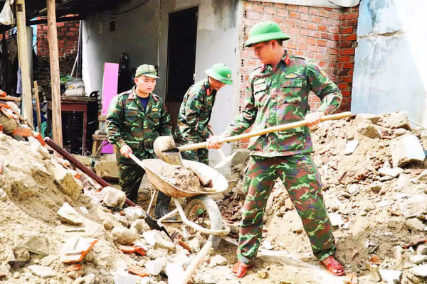 Cán bộ, chiến sĩ Trường Quân sự (Quân đoàn 34, tỉnh Gia Lai) hỗ trợ sửa chữa, xây dựng nhà cửa cho người dân sau bão lũ tại phường Ngô Mây.