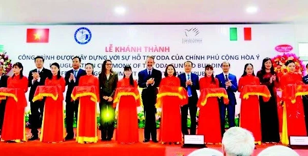 Lễ khánh thành tòa nhà tại Trường đại học Y-Dược, Đại học Huế. (Ảnh QUANG TIẾN)